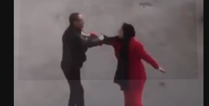 السيدة تضرب زوجها بالشارع