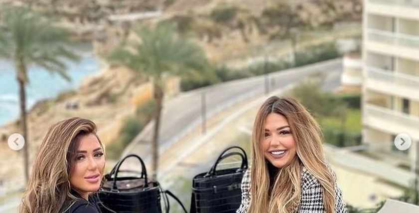 سارة سلامة وشقيقتها منى