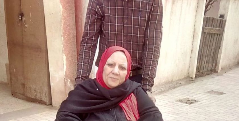 رغم إجرائها عملية قلب مفتوح.. نفسية محمد تشارك في الانتخابات على كرسي متحرك: