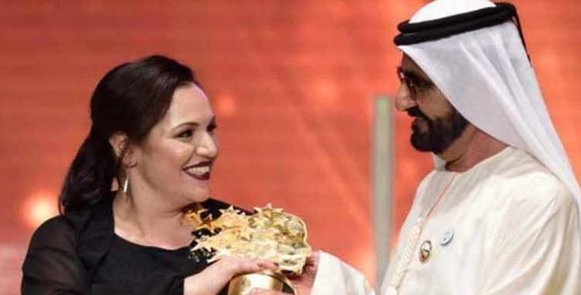 محمد بن راشد آل مكتوم يكرم أفضل معلمة