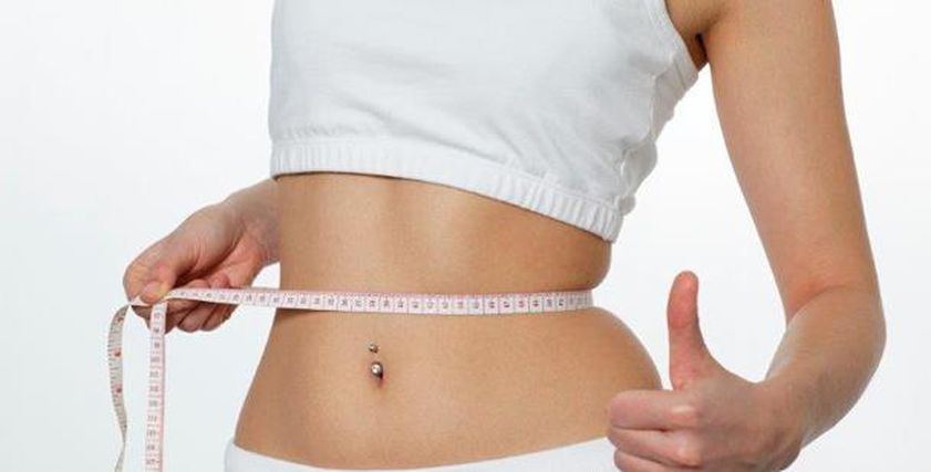 استشاري تجميل يوضح الطريقة الصحيحة للحصول على بطن مشدود