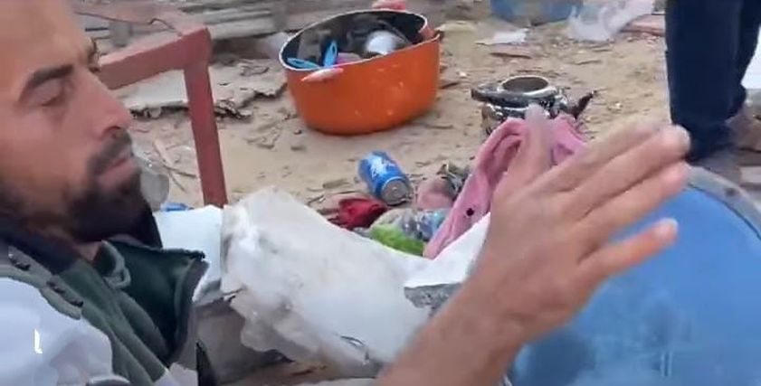 فلسطيني يبحث عن تجهيزات زفافه