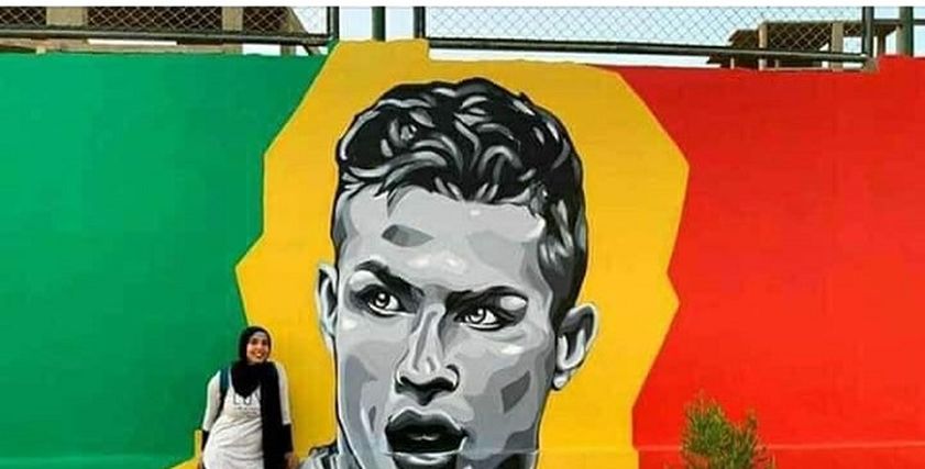 مها ترسم جرافيتي في ملاعب أسوان لنجوم كرة القدم
