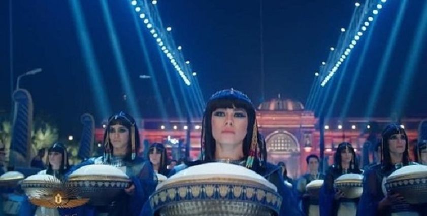 ميرال خلال موكب نقل المومياوات