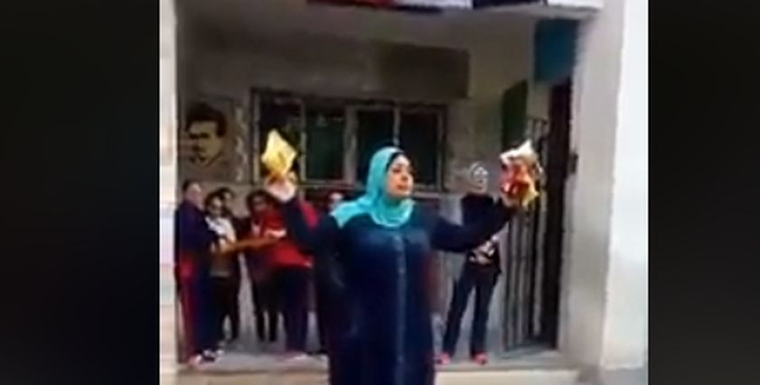 طلاب بمدرسة المديرة التي وعت بخطورة