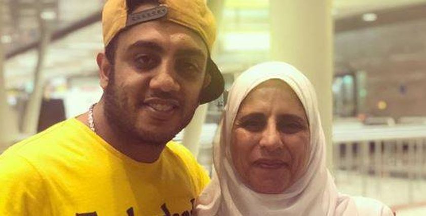 أوس أوس مع والدته قبل أدائها مناسك الحج