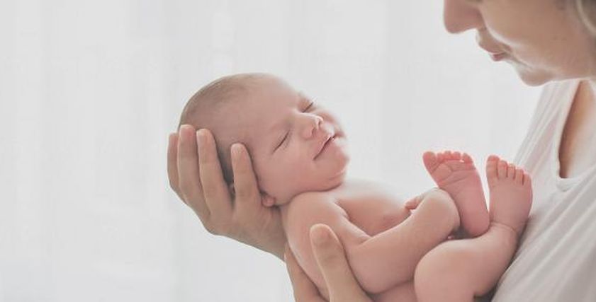 رضيع مع والدته - أرشيفية