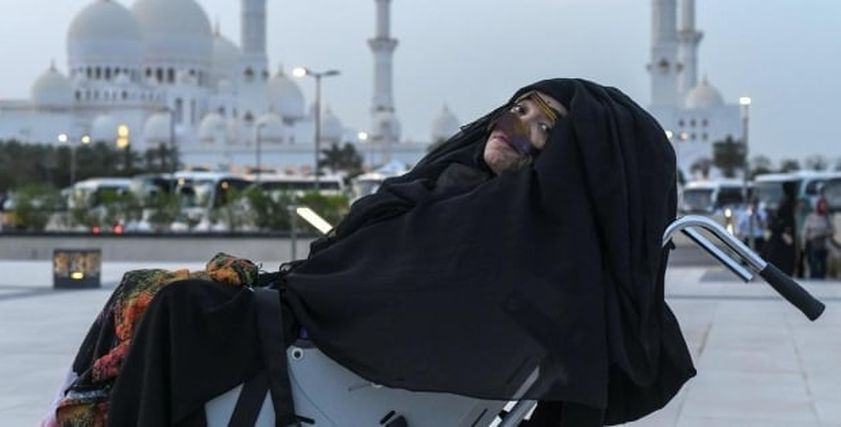 منيرة بعد إفاقتها من غيبوبة 27 سنة