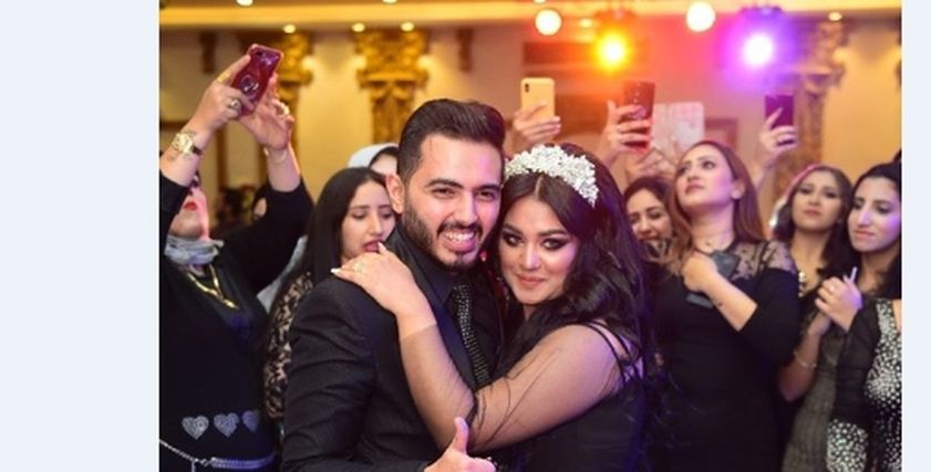 عروسة ترتدي فستان أسود