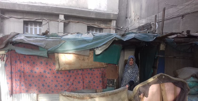 سيدة مسنة تعيش في غرفة من الكرتون والصفيح