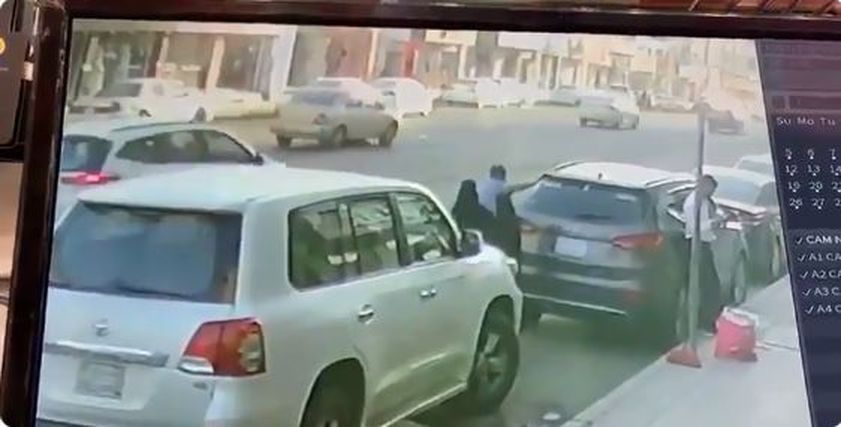 لحظة دهس سائق سيارة لسيدة في السعودية