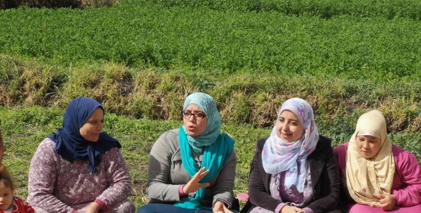 سيدات خلال تلقي الارشادات داخل المدرسة الحقلية