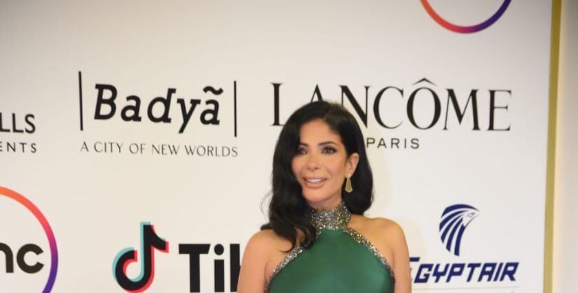 الفنانة منى زكي