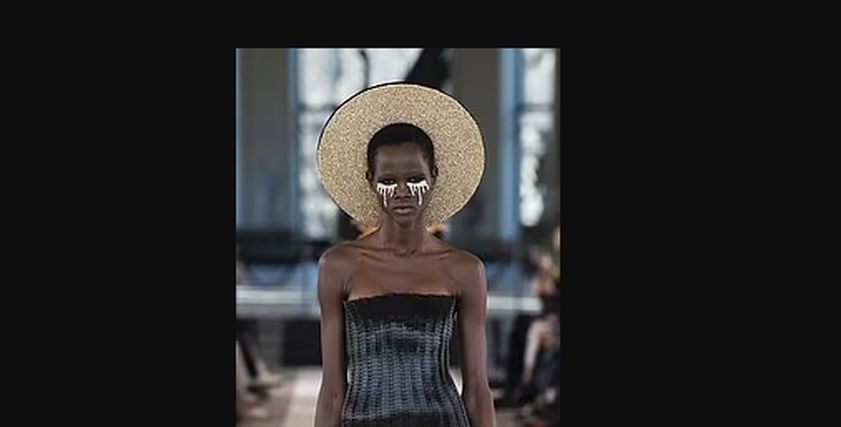 قطع مميزة وفريد في عرض أزياء ضمن أسبوع موضة باريس بتوقيع Schiaparelli