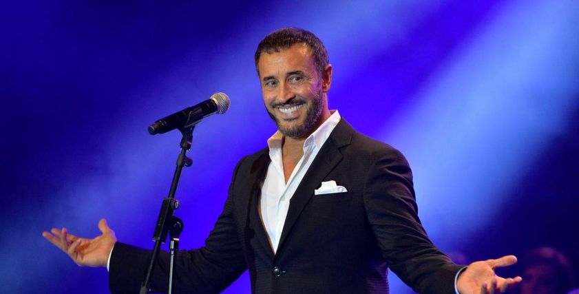 بالفيديو| القيصر ينقذ معجبة سقطت على الأرض لتحتضنه