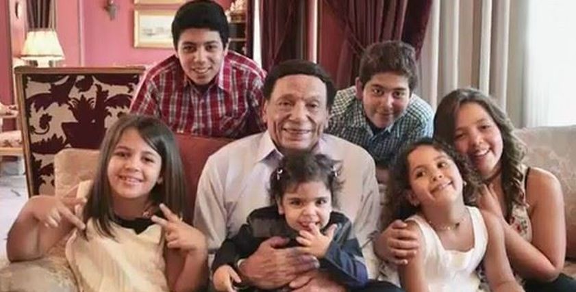 عادل إمام وأحفاده الـ6