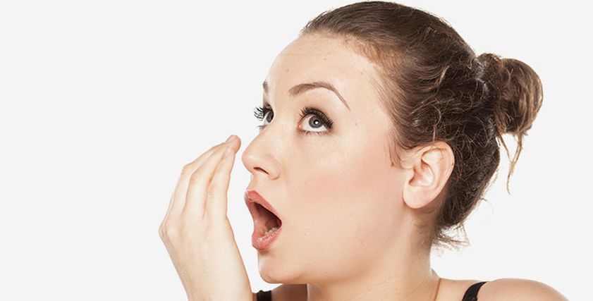 طرق مختلفه للتخلص من رائحه البصل في الفم