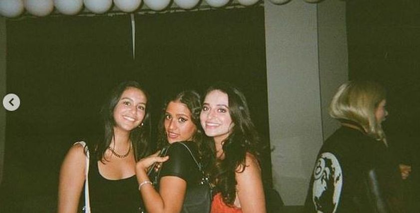 جنا عمرو دياب برفقة صديقاتها