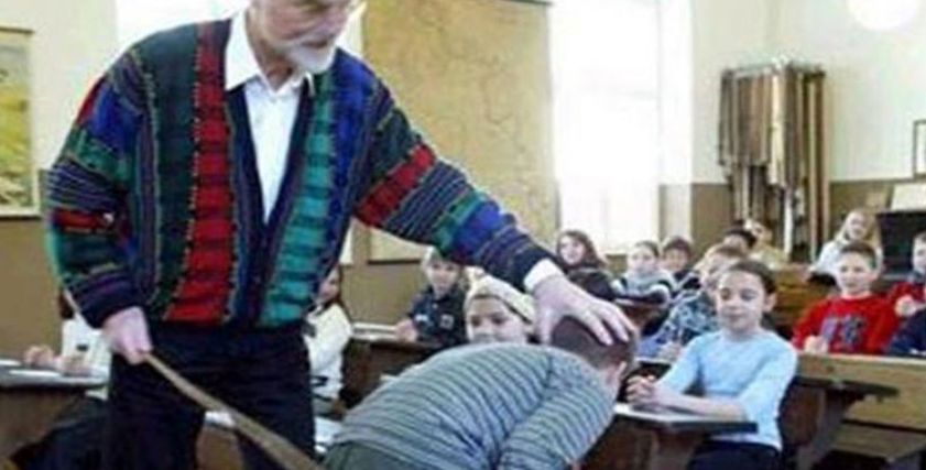 معلم يعتدى بالضرب على طالب