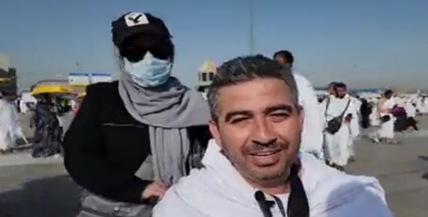 نضال أحمد وزوجته في الحج