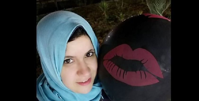 ريهام تنشر قيم الجمال من خلال الرسم