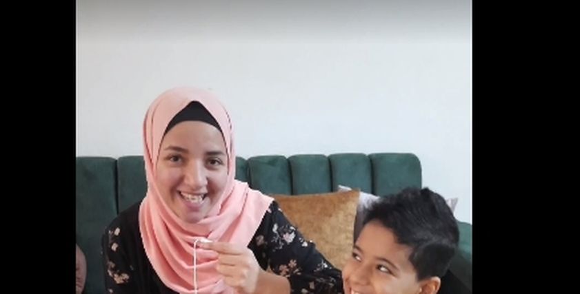 الطفل أنس ووالدته