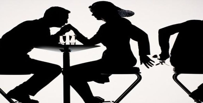 زوج اكتشف خيانة زوجته مع خطيب ابنته