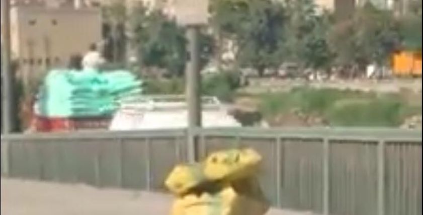 فاطمة تجمع بقاي المخلفات زحفا على كوبري السواح