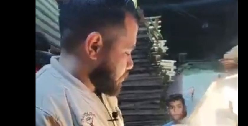 عبد الرحمن على عربة الوافل
