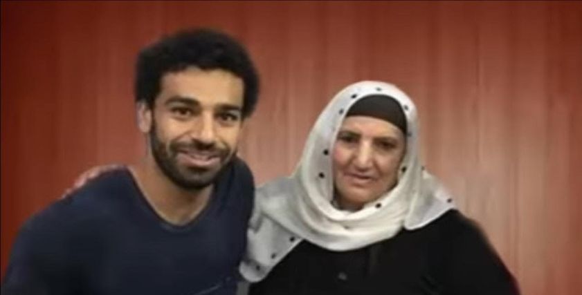 محمد صلاح برفقة والدته