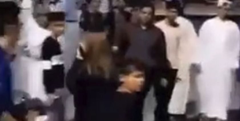 فتاة تضرب مجموعة من الشباب تحرشوا بها