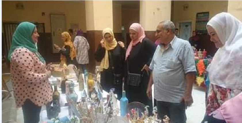 آلاء تتوسط عرض أعمالها