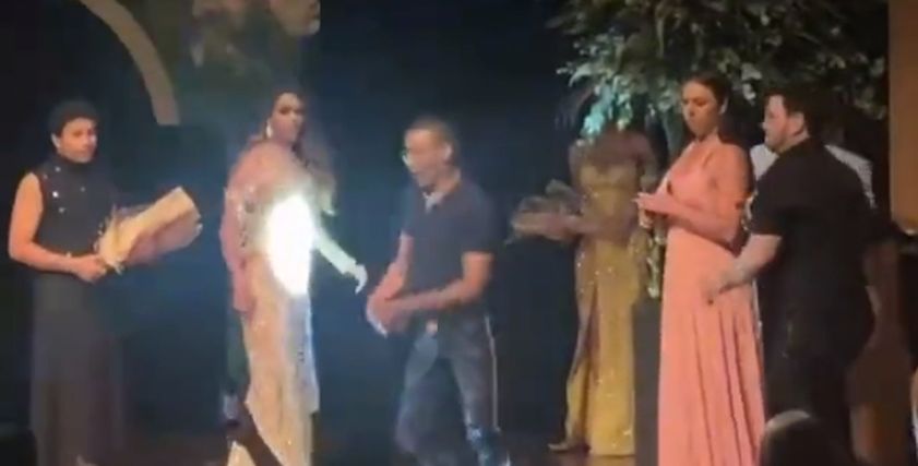 رجل يرمي تاج ملكة جمال البرازيل