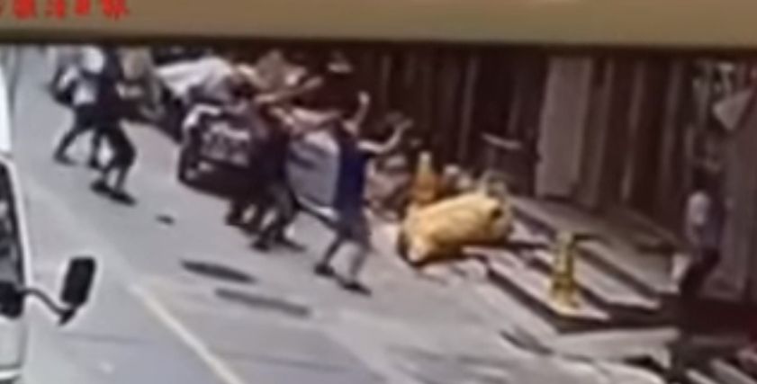  نجاة طفلة سقطت من الدور الرابع على يد عمال انقاذ
