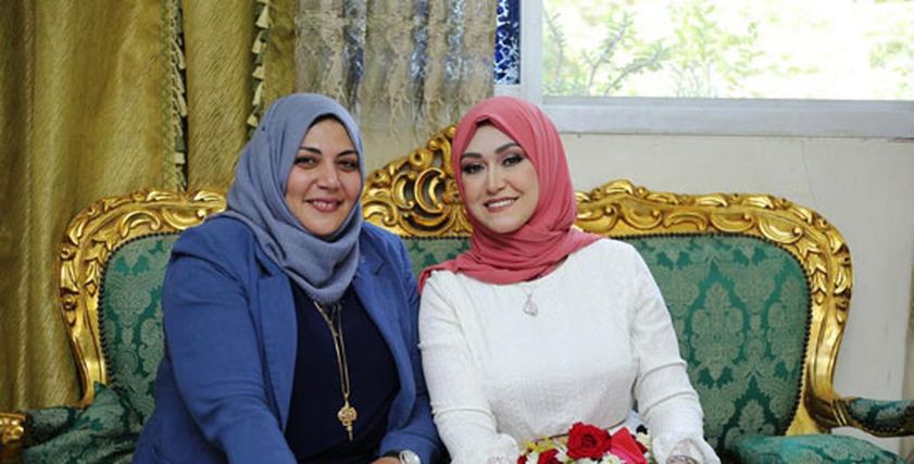 لأول مرة مأذونة تعقد عقد قران صديقتها