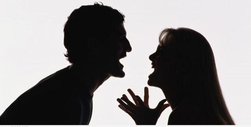 بعد مشاجرة رجل مع زوجته.. أشقائها يعتدون عليه بالسكاكين