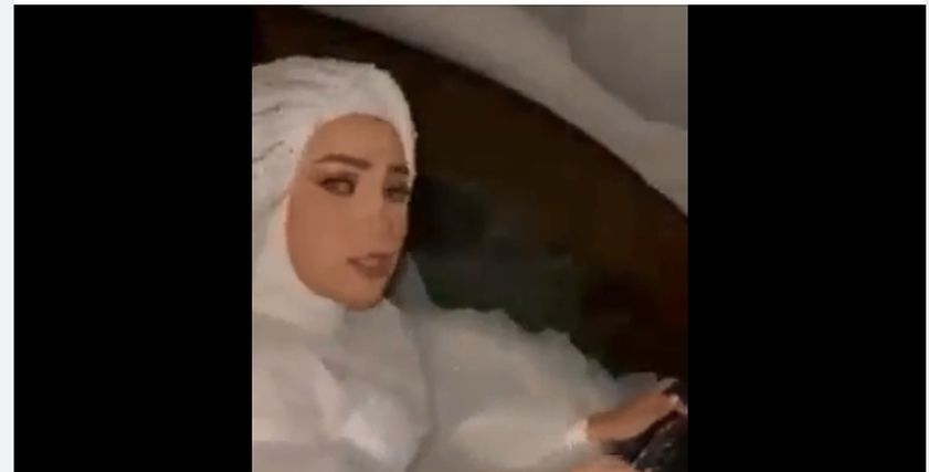 عروس تذهب لاستلام العريس من الحلاق