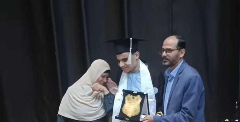 سامية وابنها في حفل تخرجه