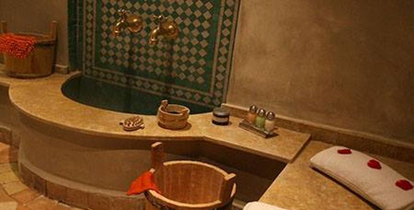كاميرات سرية تصوّر النساء عاريات داخل حمام شعبي بالمغرب