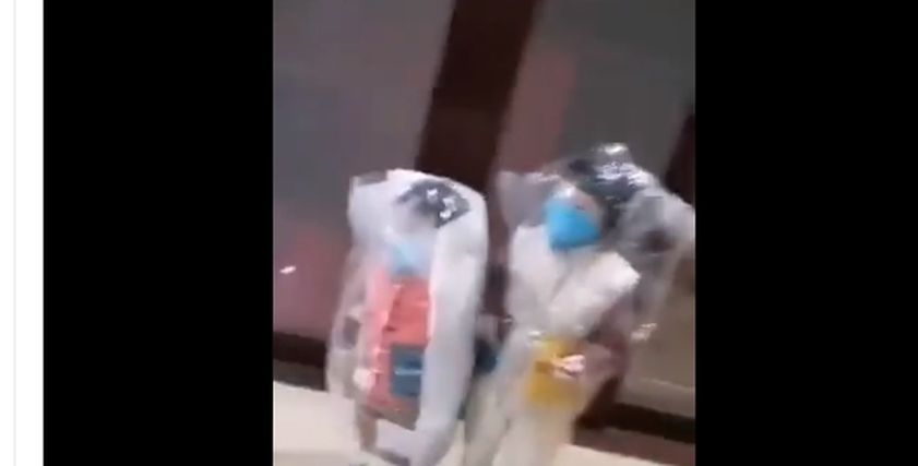 أم م تضع أولادها بالأكياس البلاستيكية