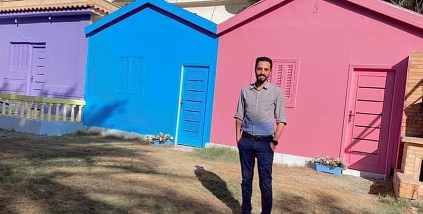 سعيد عادل أمام منزله