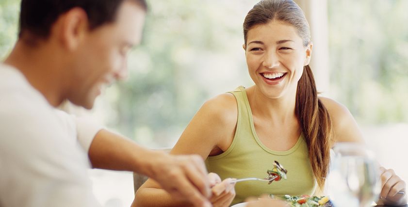 دار الافتاء توضح حكم الحديث اثناء تناول الطعام