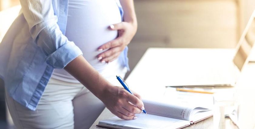 إجازات المرأة الحامل في قوانين العمل