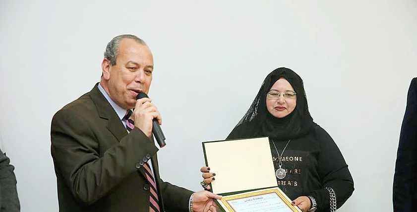 محافظ كفرالشيخ يكرم العمدة نرمين زرد عمدة قرية الحلافي