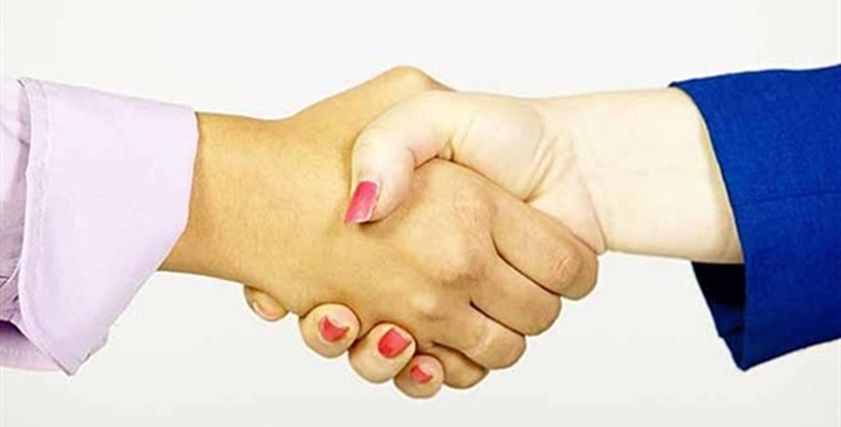 هل لمس المرأة ينقض الوضوء؟