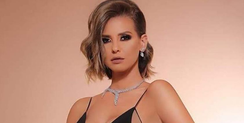 إيمان العاصي بإطلالة مثيرة بملابس البحر
