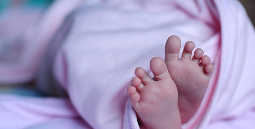 بالفيديو| مربية تعتدي على رضيعة بوحشة لم تتحمل صراخها