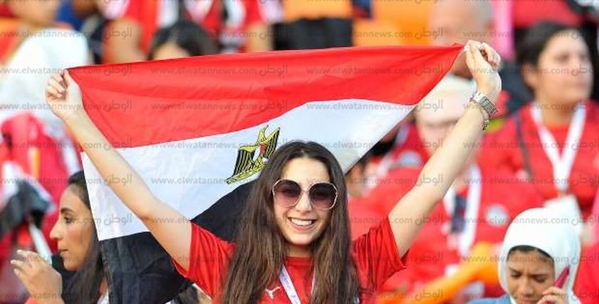 صور.. حضور نسائي في المدرجات لتشجيع منتخب مصر أمام جنوب أفريقيا