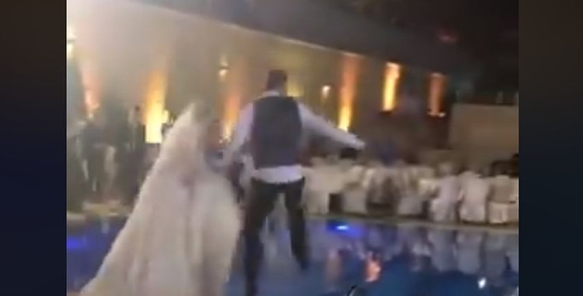 عروسان يخروجان عن المألوف ويحتفلان بزفافهما داخل