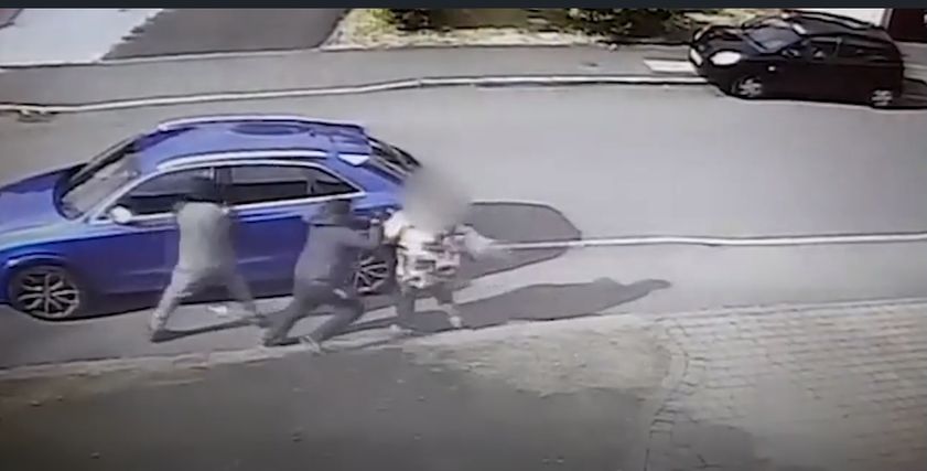 بشجاعة نادرة.. جدة بريطانية تهزم لصين حاولا سرقة سيارتها